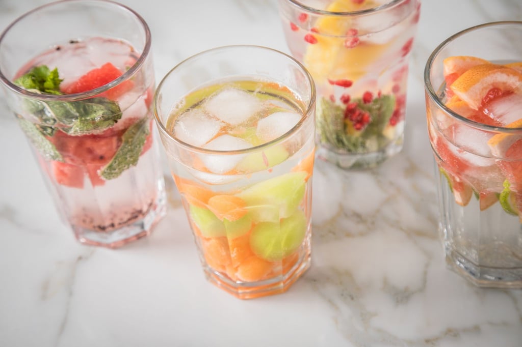 Alles, was hilft, um an heißen Tagen mehr zu trinken: Mit Kräutern, Obst- und Gemüseschnitzen lässt sich Wasser wunderbar aufpeppen.