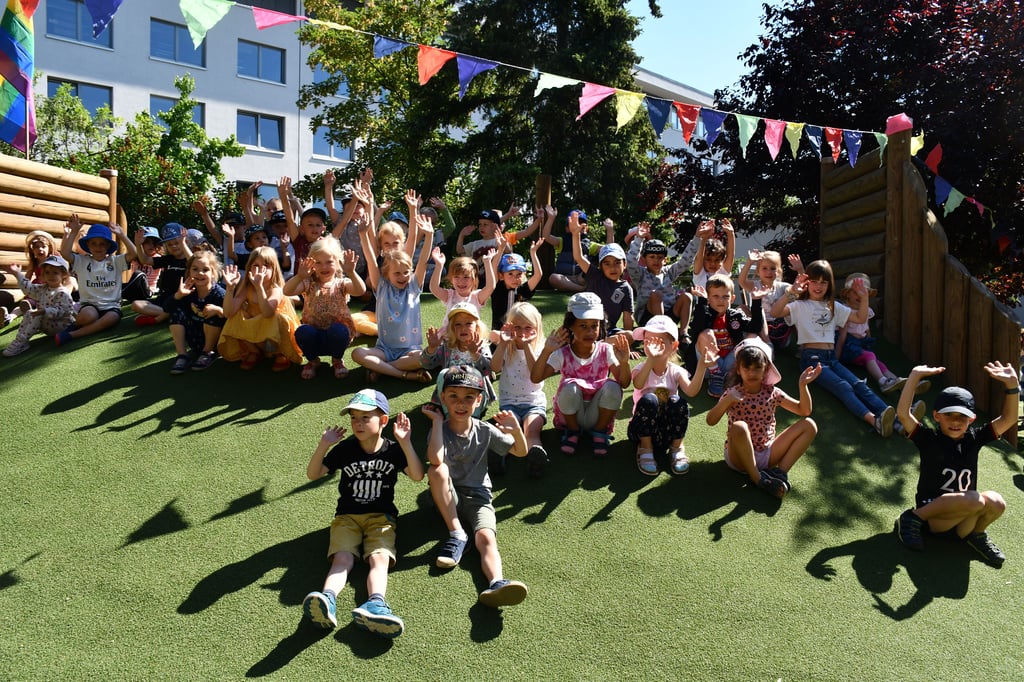 Die Kinder der Trilingualen Kita in Magdeburg freuen sich über ihren neuen Spielhügel.