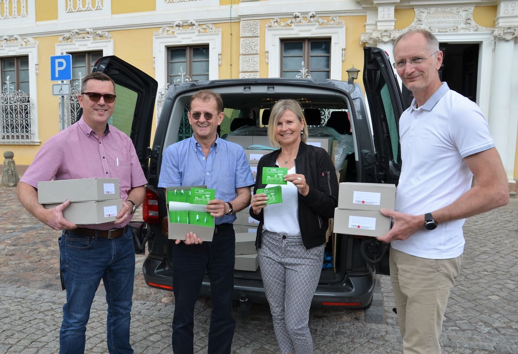 Thomas Lewerenz (2.v.l.) von der gleichnamigen Druckerei aus Coswig brachte die Lose für die 119. Zerbster Pferdemarktlotterie. Beim Ausladen halfen Marco Paul (l.) nd Andrea Solbrig vom ausrichtenden Verkehrsverein und Bürgermeister Andreas Dittmann.