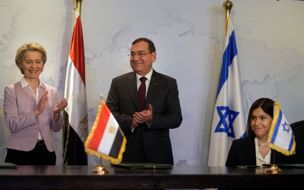 Ursula von der Leyen (l-r), Präsidentin der Europäischen Kommission, Tarek El-Molla, Ägyptens Minister für Öl und natürliche Ressourcen und die israelische Energieministerin Karine Elharrar bei ihrem Treffen in Kairo.