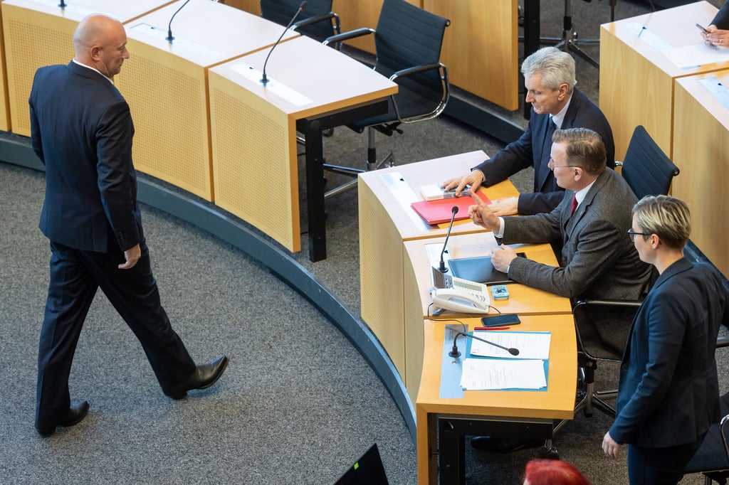 Nach der Wahl mit Hilfe der AfD trat Thomas Kemmerich aufgrund massiver Proteste und fehlender Perspektive nach wneigen Tagen zurück.