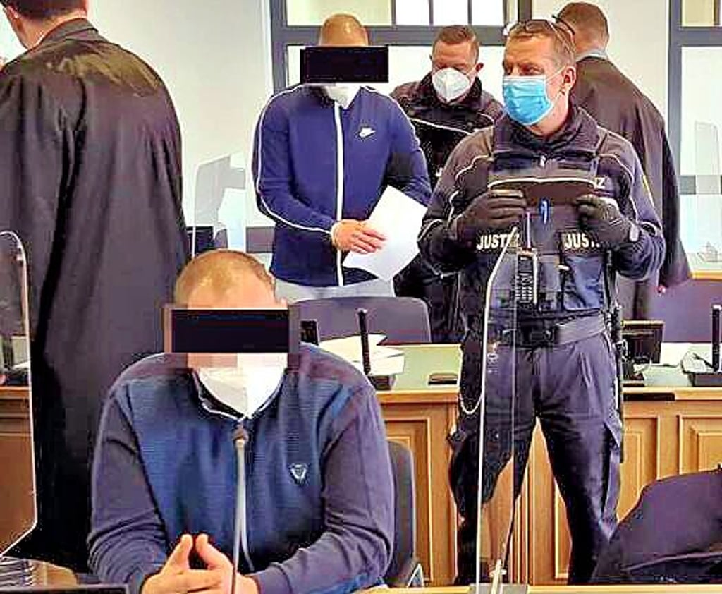 Lukas S. (vorn) und Denis K. beim Prozessauftakt.