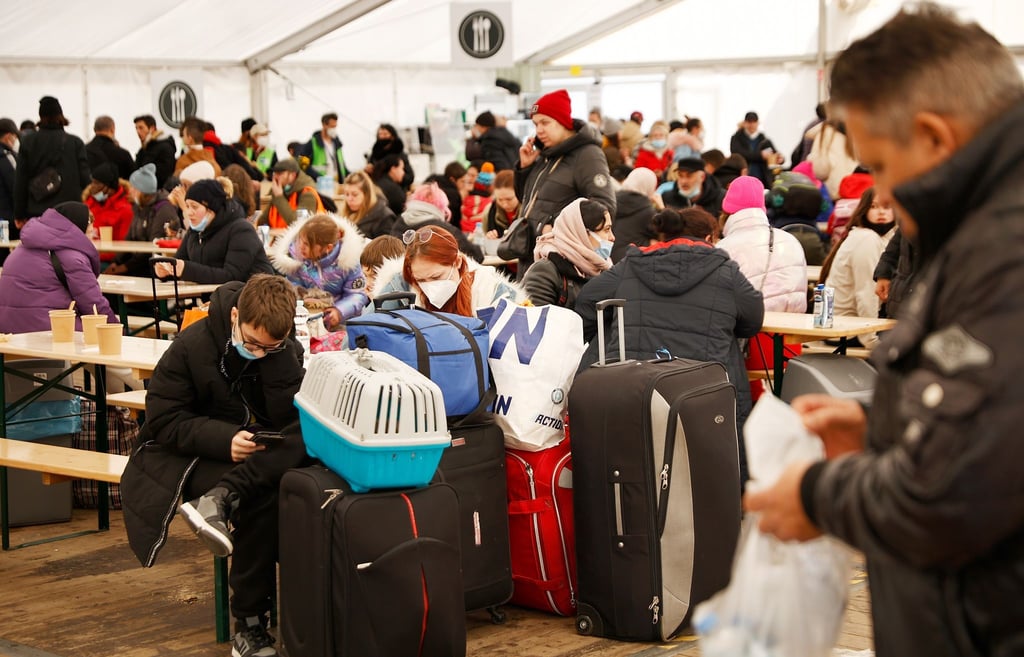 Kriegsflüchtlinge aus der Ukraine sitzen in einer ersten Anlaufstelle am Hauptbahnhof in Berlin.