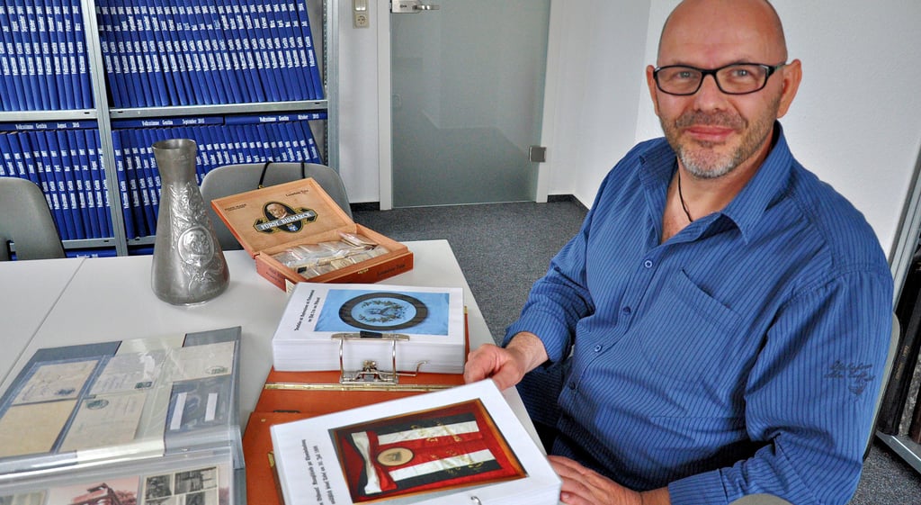 Stephan Weinholz mit Teilen seiner Sammlung in der Volksstimme-Redaktion.