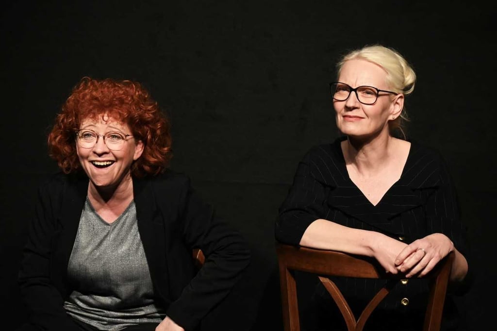 Marion Bach (l.) und Heike Ronniger in ihrem Kabarettprogramm in der Magdeburger Zwickmühle.
