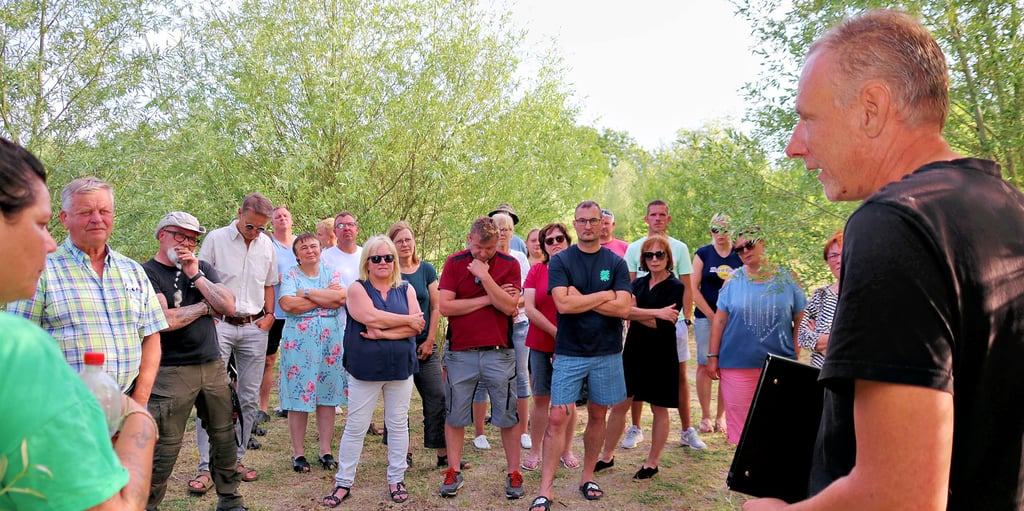 Angelpark-Manager Mirko Hartmann (rechts) stellte den Bürgern den Plan vor, den Kiessee zu einem Angelpark mit Fischzucht machen.