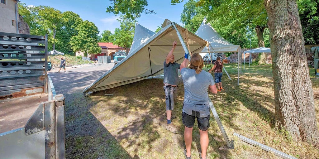Helfende Hände in Aktion: Aufbauarbeiten für das „This is Ska“-Festival auf der Roßlauer Wasserburg.
