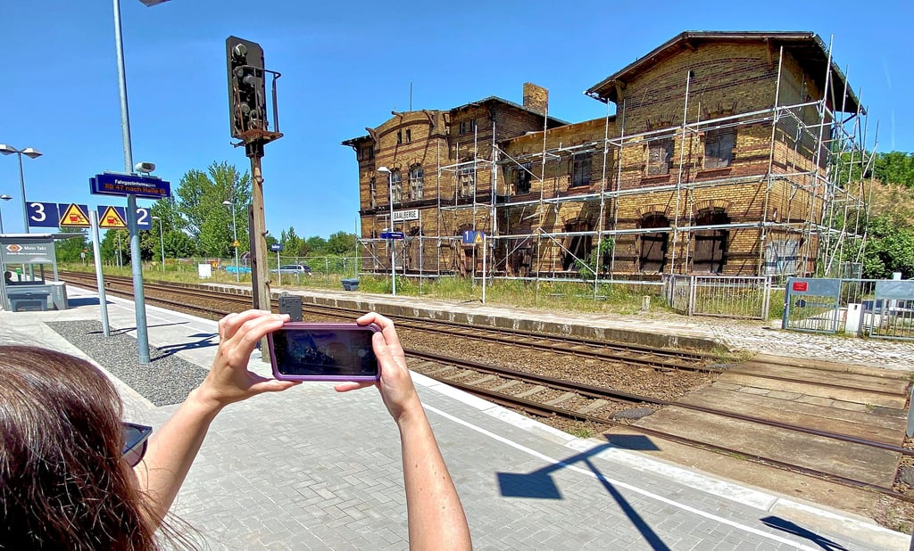 Der Zustand des Bahnhofsgebäudes in Baalberge verschlechtert sich zusehends. Inzwischen sind auch Teile des Dachs eingestürzt.