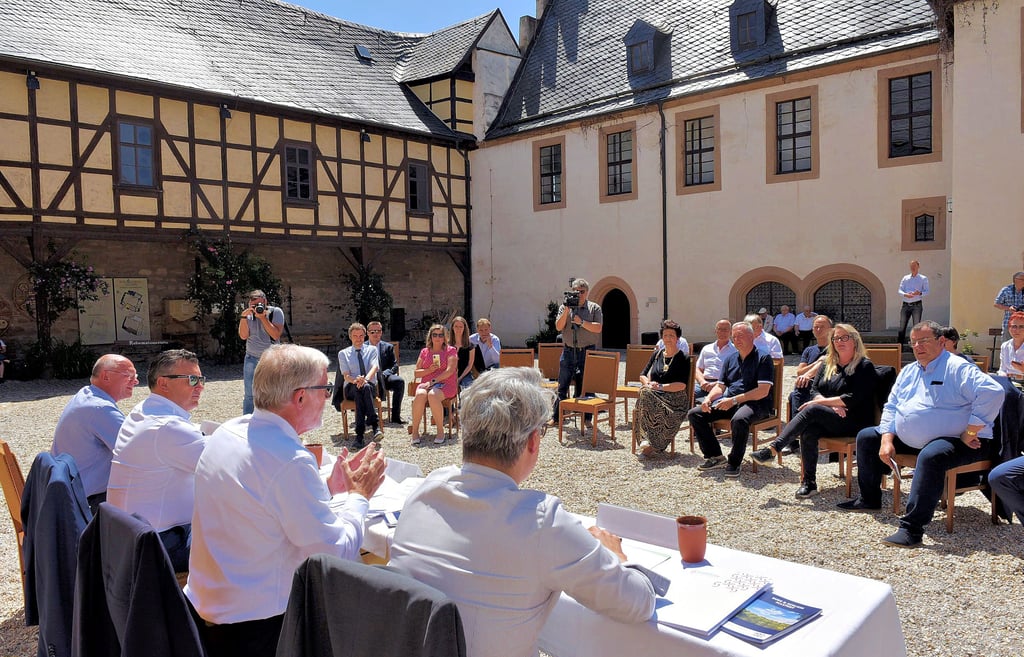 Allstedts Bürgermeister Jürgen Richter (li.) und Christian Philipsen (rechts), Generaldirektor der Kulturstiftung Sachsen-Anhalt, haben den Vertrag zur Übergabe der Kernburg von Burg-und Schloss Allstedt an die Kulturstiftung unterzeichnet.