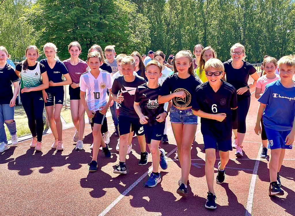Unter den 300 angemeldeten Schülern liefen auch die Fünftklässler des Gymnasiums Carolinum für einen guten Zweck.
