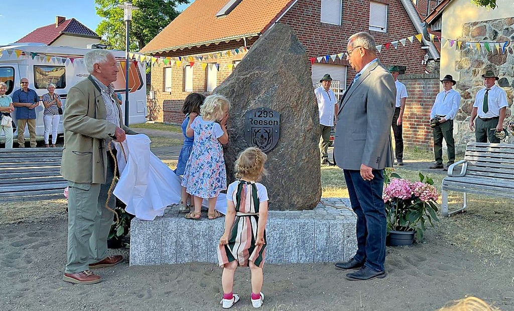 Ortsbürgermeister Otto Voigt und Hubert Illies (v. re.) enthüllten den Gedenkstein.