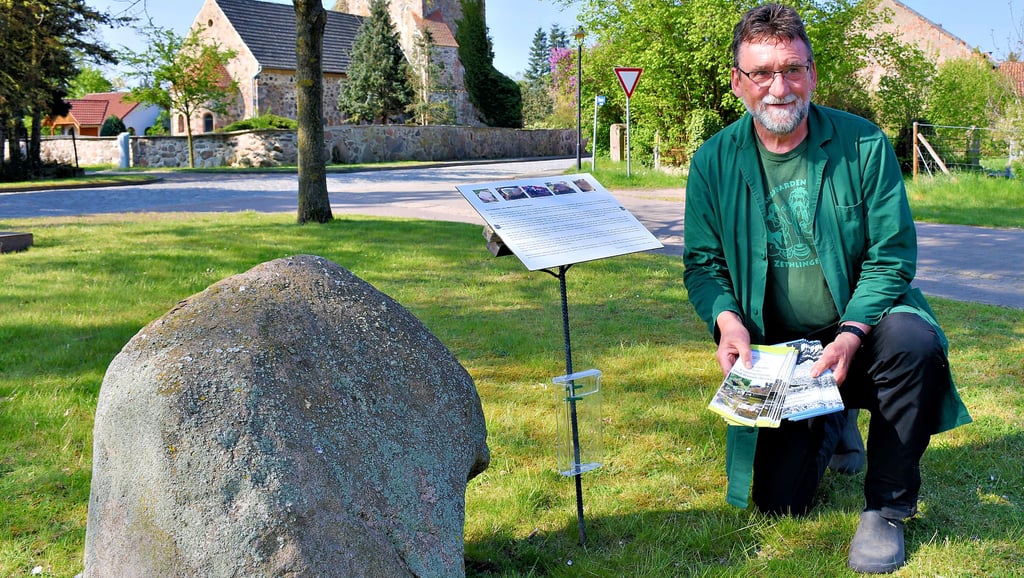 Lothar Mittag am Schälchenstein in Vissum. Er hat dort eine Infotafel angebracht und es gibt  Broschüren zu Großsteingräbern.