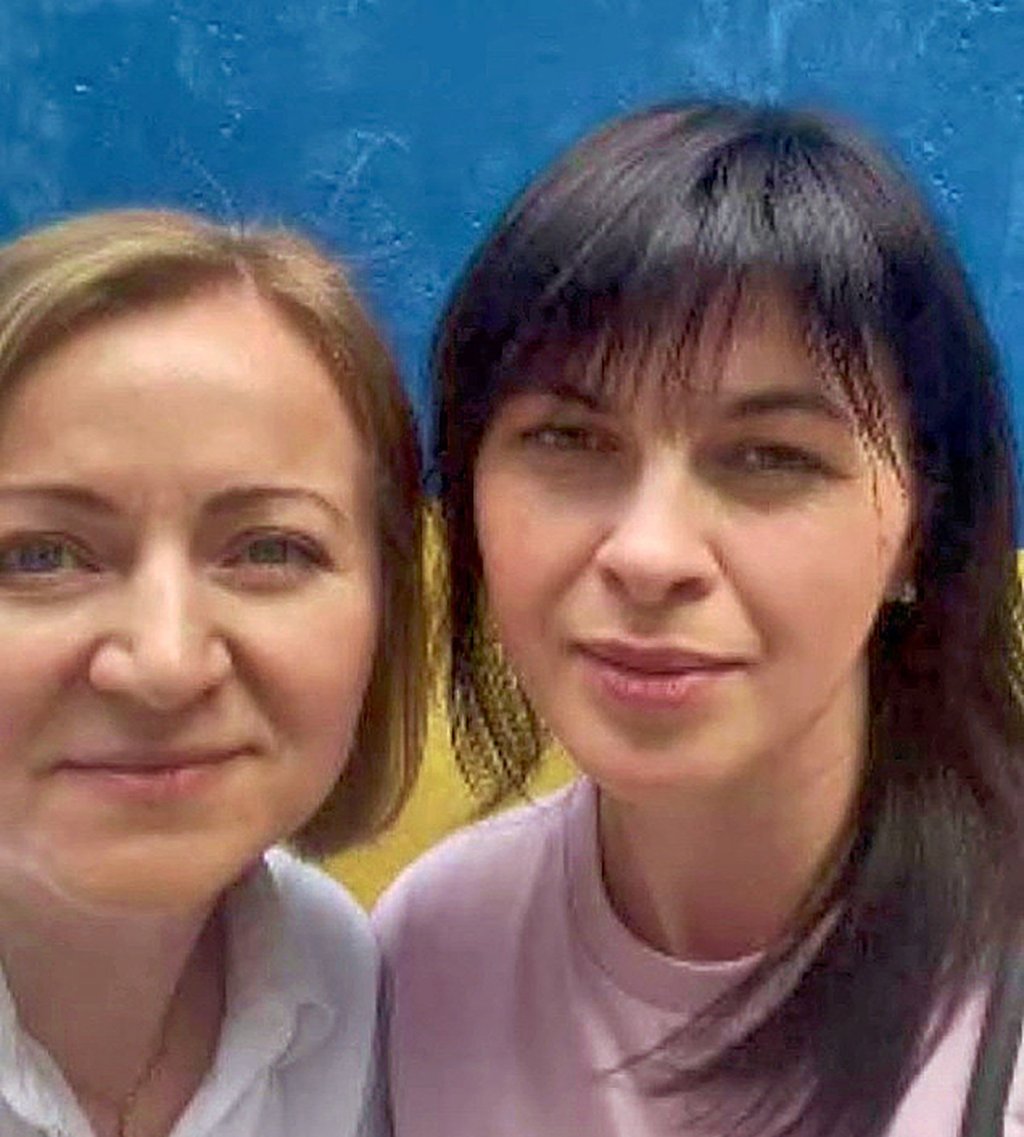 Ruslana Matushchak (rechts) ist in die Ukraine zurückgekehrt, wo sie in der Pizzeria von Anna Lushyna (links) arbeitet und Inlands-Flüchtlingen hilft.