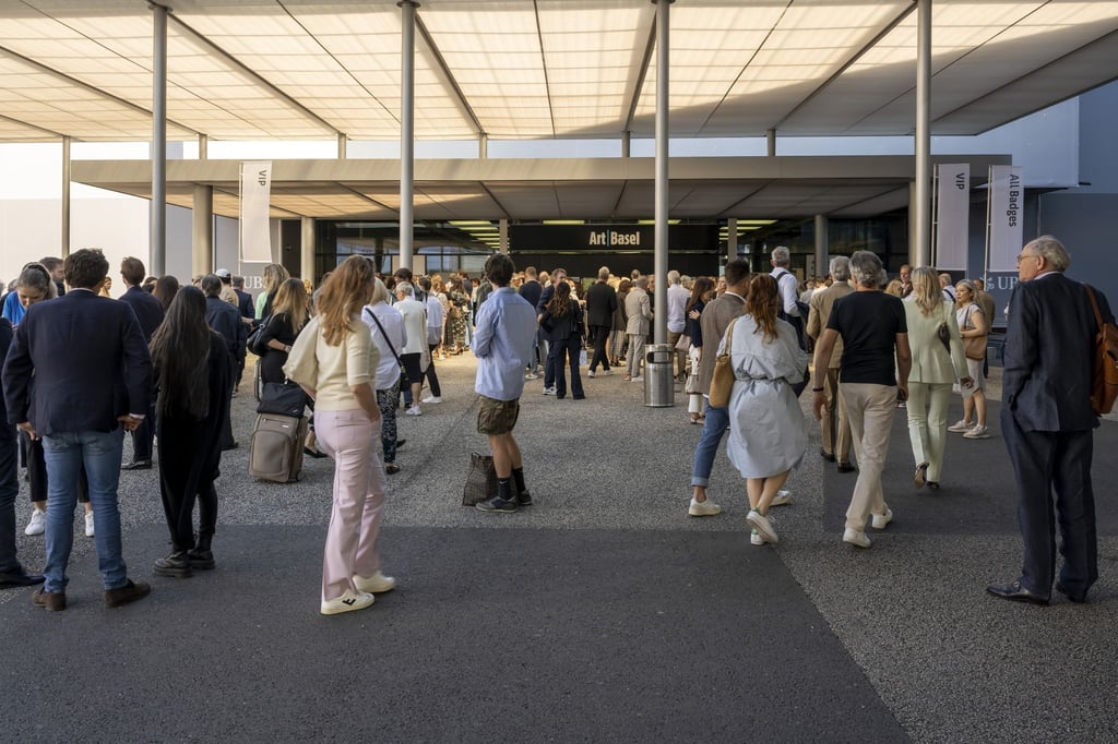 Besucher versammeln sich vor dem Eingang der internationalen Kunstmesse Art Basel.