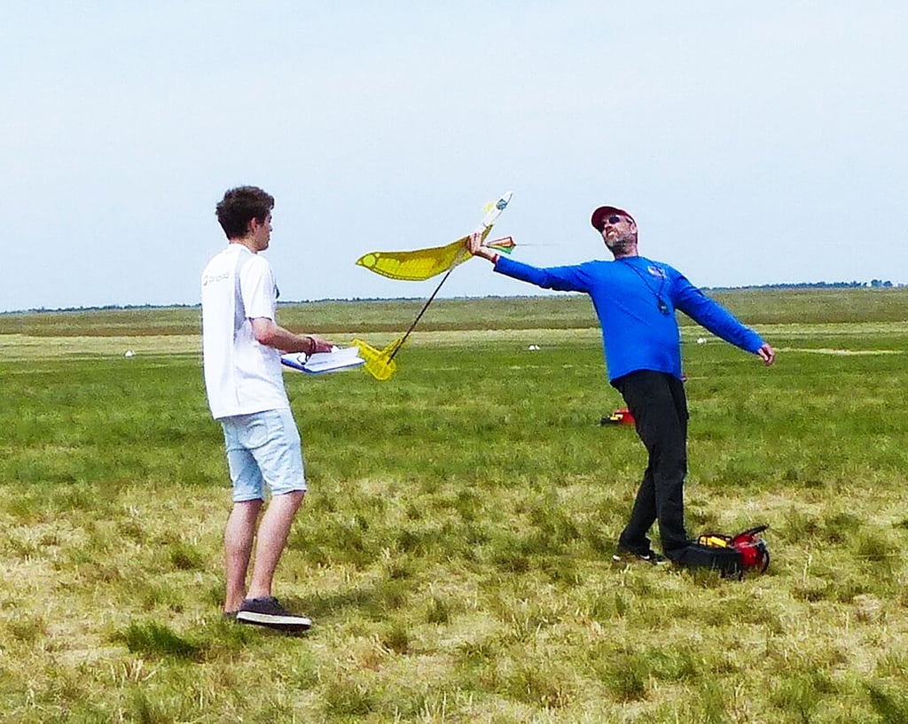 Wettkampf auf dem Lauchaer Flugplatz: „Einfache“ Modelle müssen mindestens 60 Sekunden in der Luft bleiben, ferngesteuerte - so wie dieses - vier Minuten. Am Ende gibt es 80 Urkunden.