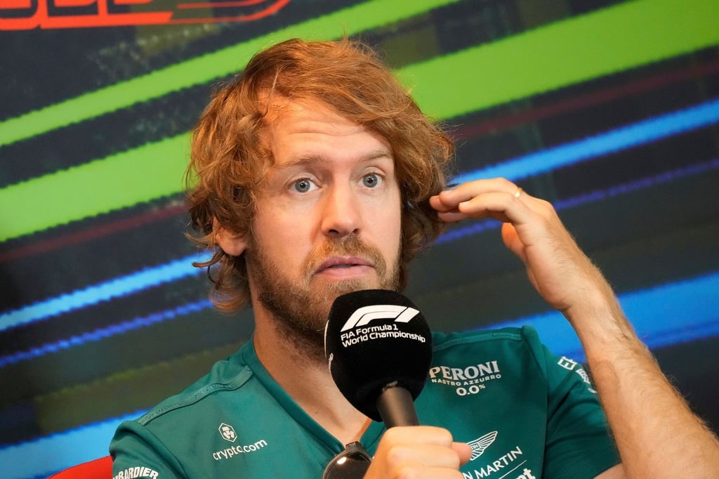 Aston-Martin-Pilot Sebastian Vettel während einer Pressekonferenz.