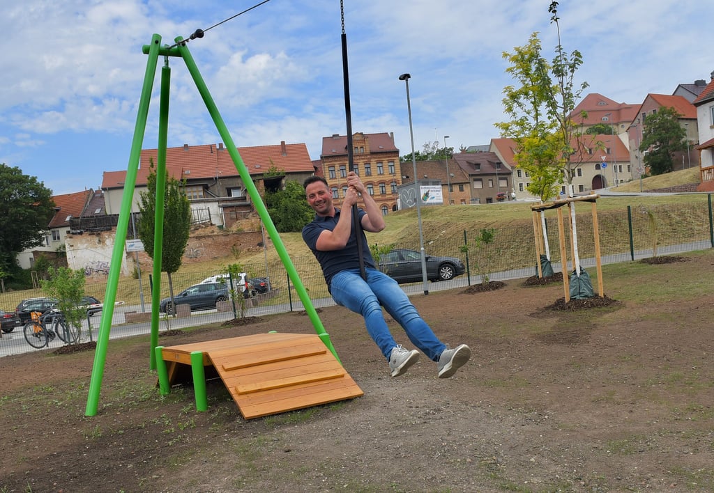 Bauamtsmitarbeiter Ralph Andree probiert die Seilbahn aus.