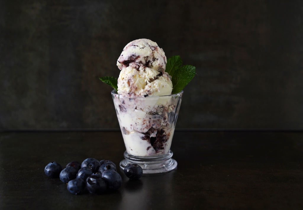 Ganz ohne Eismaschine lässt sich cremiger Frozen Yogurt selbst zaubern.