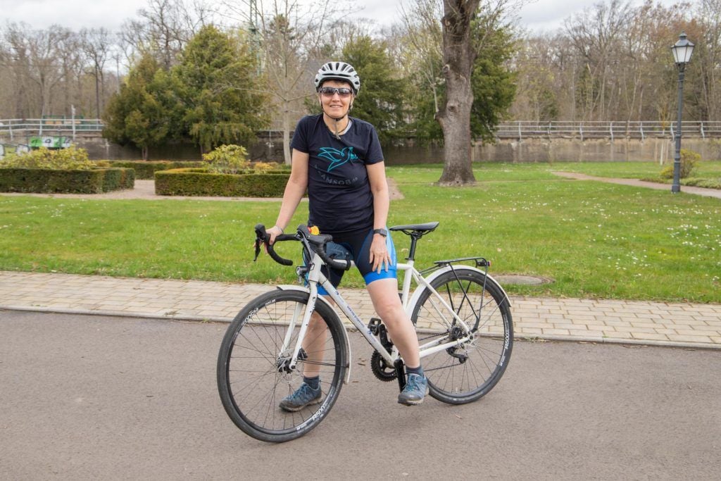 Brustlos leben nach Brustkrebs: Antje Proft ist mit dem Rad unterwegs und besucht Brustzentren.