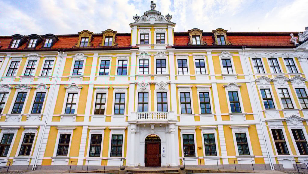 Sieht schon schick aus und soll drinnen für Millionen modernisiert werden: der Landtag am Magdeburger  Domplatz