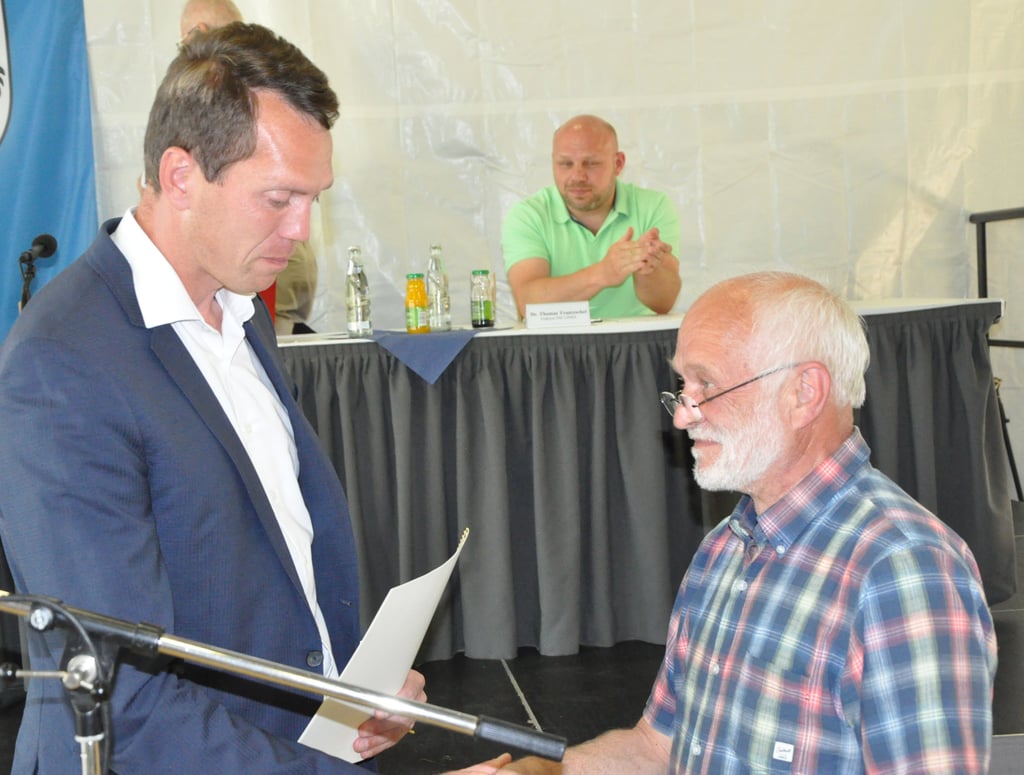 Michael Krause wurde von Landrat Steffen Burchhardt (beide SPD) mit der Ehrennadel des Landes Sachsen-Anhalt ausgezeichnet.