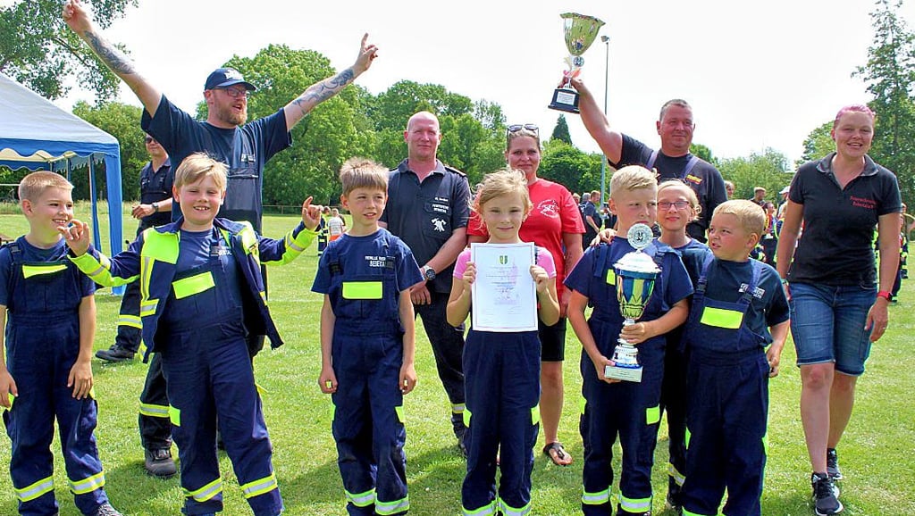 Die Kinderfeuerwehr aus Bebertal freute sich über ihren Sieg und damit den Pokal im Nachwuchsbereich.