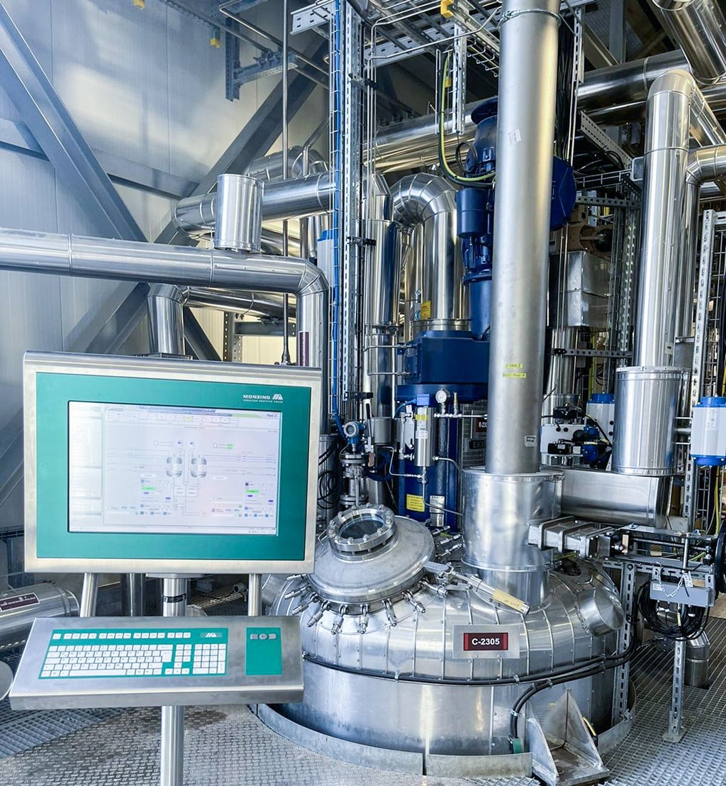 Dieser Reaktor, von der Produktionslinie drei, mit einem Produktionsleitsystem-Bedienterminal (im Vordergrund), wird bereits getestet.
