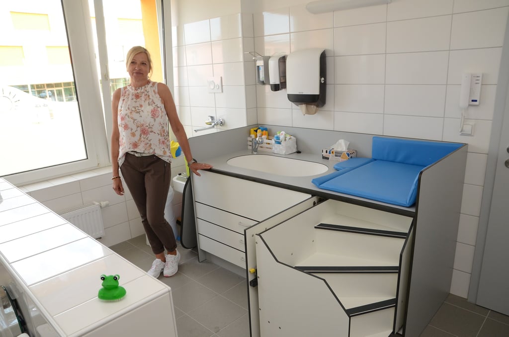 Krippenleiterin Kathrin Lemme in dem Bad, das komplett saniert wurde und nun über eine Treppe an der Badewanne verfügt.