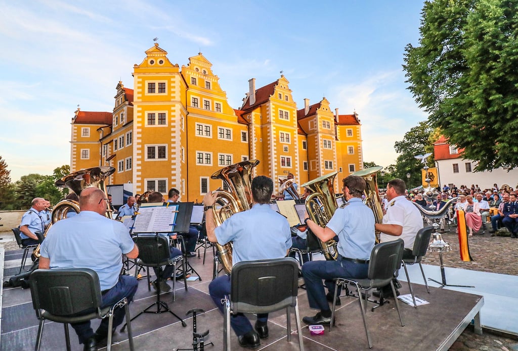 Das Luftwaffenmusikkorps aus Erfurt hat am Mittwochabend auf dem Vorderschlosshof in Annaburg auch zugunsten krebskranker Kinder gespielt.