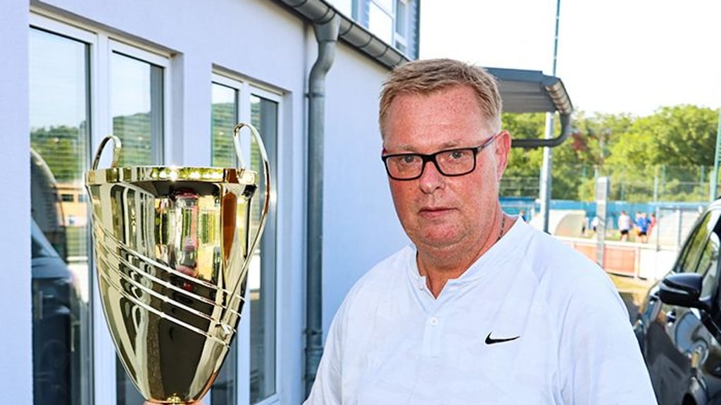 KFV-Präsident Thomas Große mit dem Meisterpokal