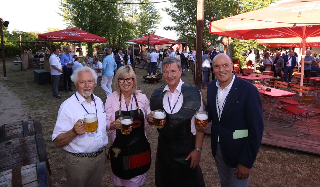 Sommerfest in entspannter Biergartenatmosphäre in Magdeburg-Sudenburg: Hier stoßen mit einem Frichgezapften an: Alt-OB Willi Polte, die künftige Rathauschefin Simone Borris, OB Lutz Trümper und Rolf Lay, Vorstandsvorsitzender bei IG Innenstadt Magdeburg e.V. (von links).