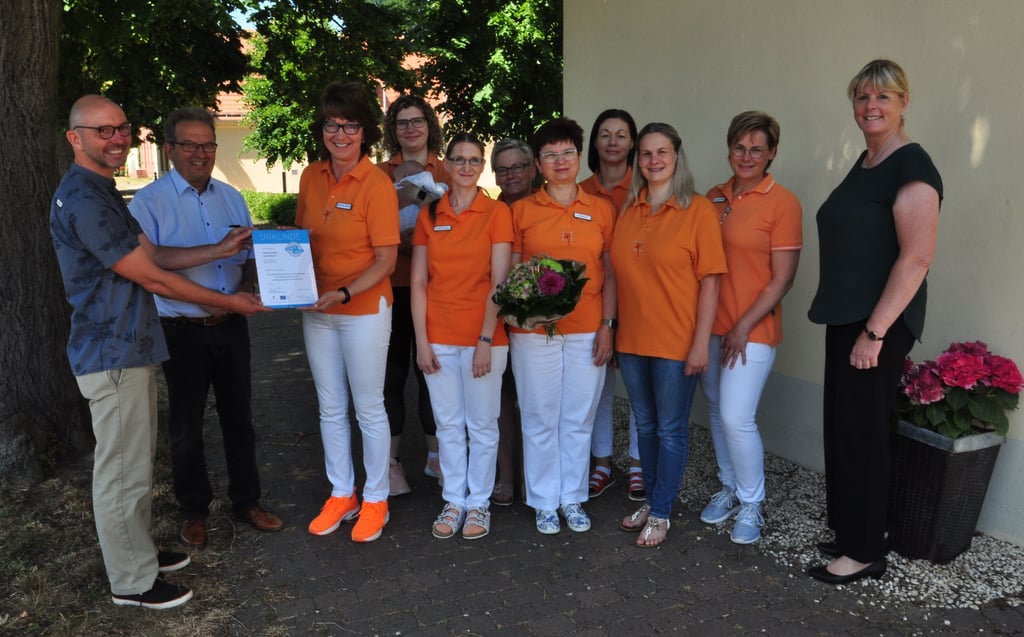 Die Physiotherapie von Karola Mund aus Schönhausen erhält von Verbandsgemeindebürgermeisterin Steffi Friedebold und Bürgermeister Jürgen Mund eine Urkunde und darf nun das Siegel für Mitarbeiterfreundlichkeit tragen.