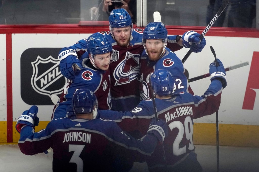 Colorados Valeri Nichushkin (M, 13) feiert sein Tor mit seinen Teamkollegen.