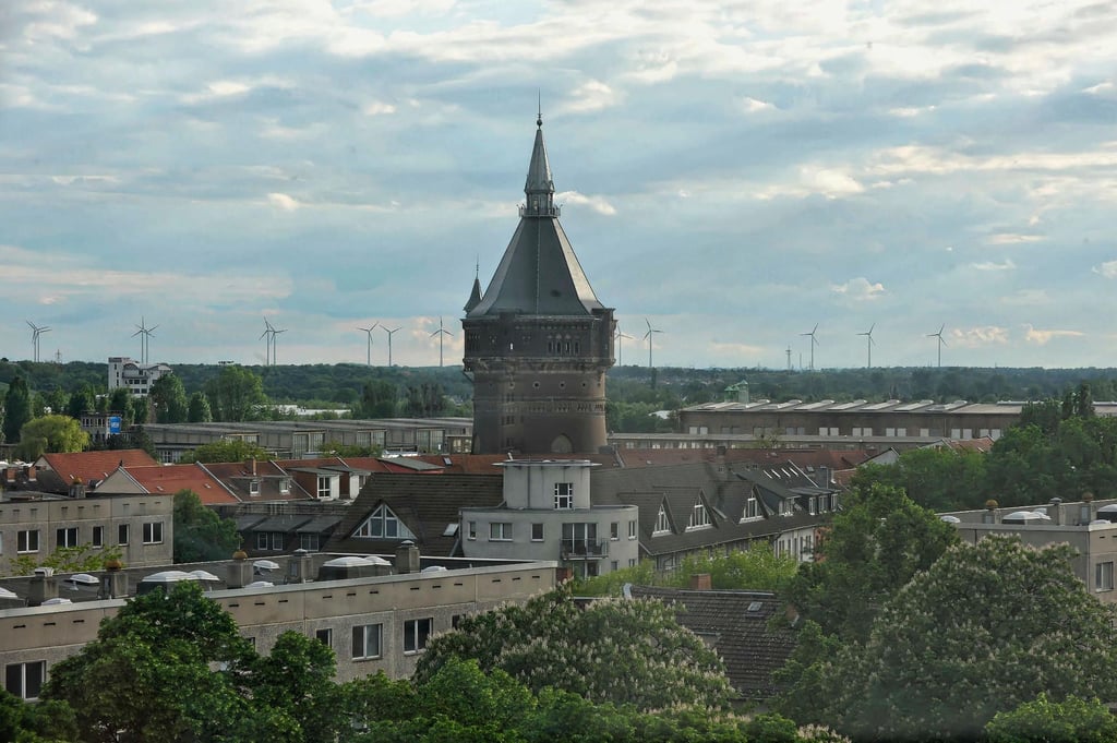 Blick auf den Alten Wasserturm am Lutherplatz in Dessau. Dort ist ein Grillfest geplant.