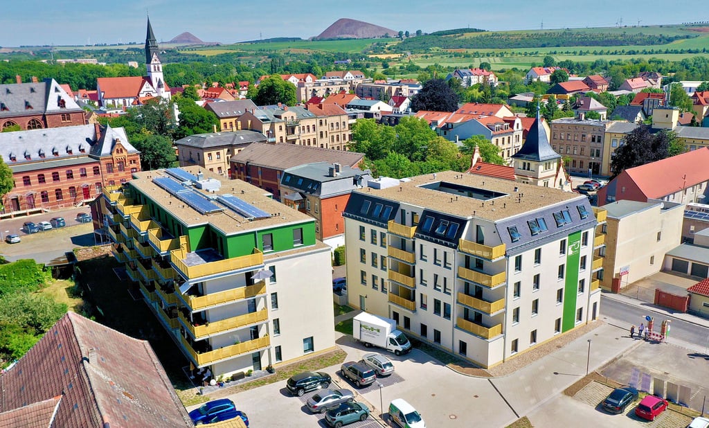 Im „Riegel“ (links) sind fast alle der 28 Wohnungen vermietet. Im „Quadrat“ belegt die Unternehmensgruppe Wend drei Etagen.