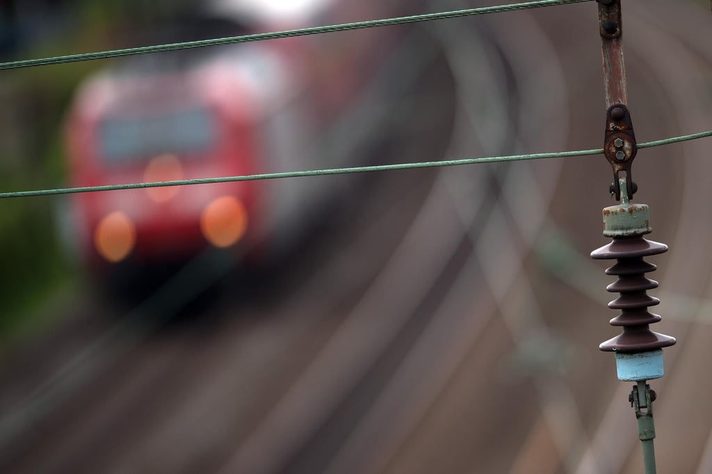 Zwei Männer sind am Bahnhof im bayerischen Neustadt an der Donau auf einen Zug gestiegen und haben massive Brandverletzungen erlitten.