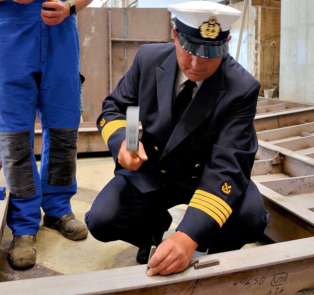 Kapitän Jörg Meyerholz, der künftig das zweite Arbeitsboot übernehmen wird, schlägt die Nummern in den Stahl des Schiffsrumpfes.