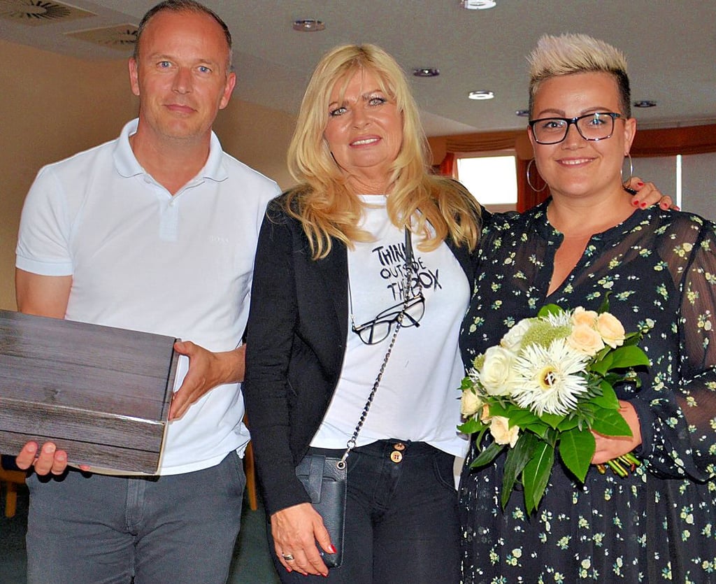 Die Staßfurter Handwerker-Handels-Gilde-Vorsitzende Carmen Neugebauer-Zimmermann (Mitte) bedankte sich bei Anja Vogel und Andreas Moosdorf für ihre Referate zu Unternehmensnachfolge und Coronahilfen/Steuern.