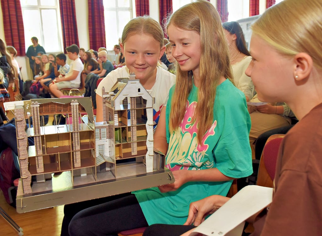 Die Fünftklässler Julie, Pauline und Inara (v.li.) haben im Rahmen des Projekts das Hinterhaus, in dem sich Anne Frank versteckte, nachgebaut.