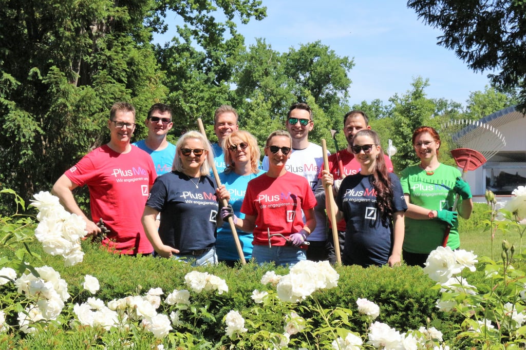 as Team der Deutschen Bank Schönebeck engagierte sich im Rahmen des Social Days in diesem Jahr im Kurpark. Gemeinsam mit ihren Mitarbeitern wurde bei bestem Wetter geharkt und geschnitten.