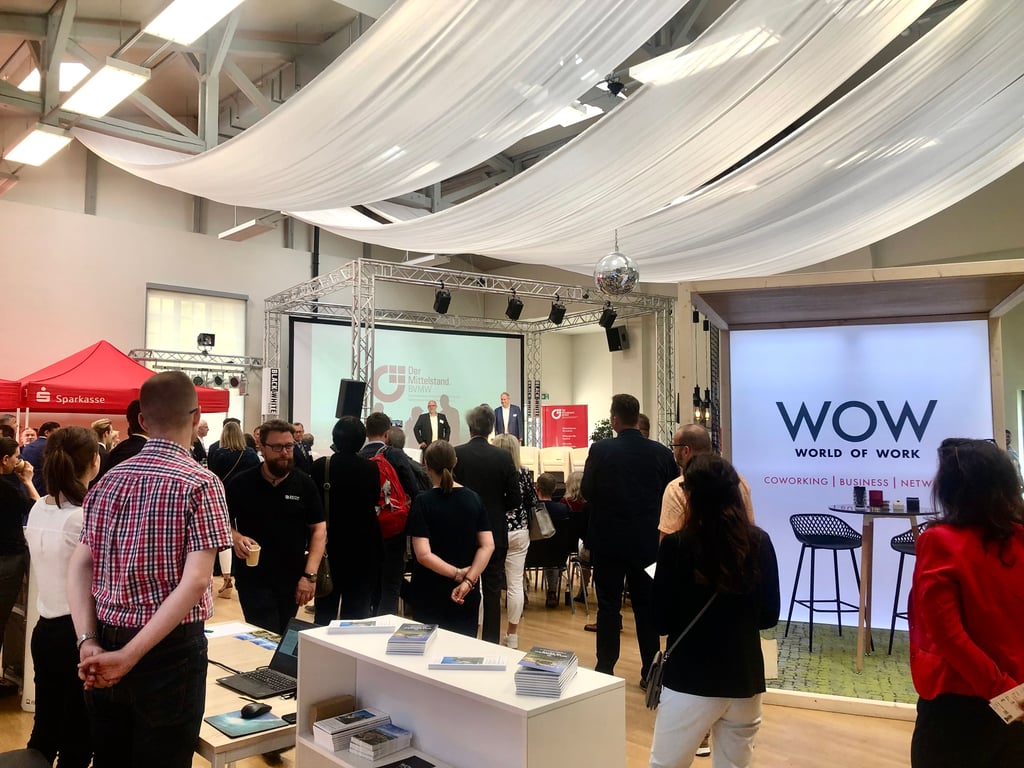 In den Klinkerhallen in Zeitz ist der 14. BVMW-Wirtschaftstag eröffnet worden. Diskussionen, Vorträge und Austausch an den Messeständen stehen auf dem Programm.