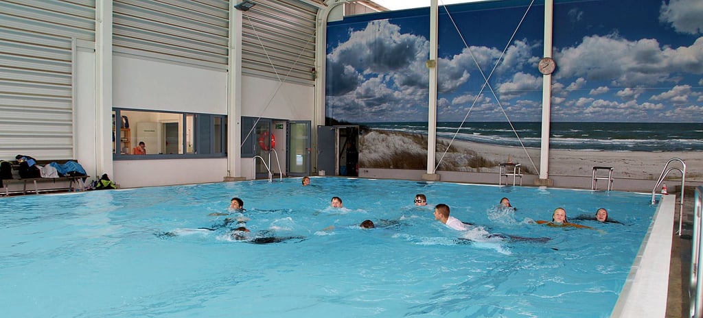 Nach Empfehlung der Zielitzer Kultur- und Sozialpolitiker soll der Schwimmmeister weiterhin seinen Sitz mit Blick auf das Schwimmbecken behalten.