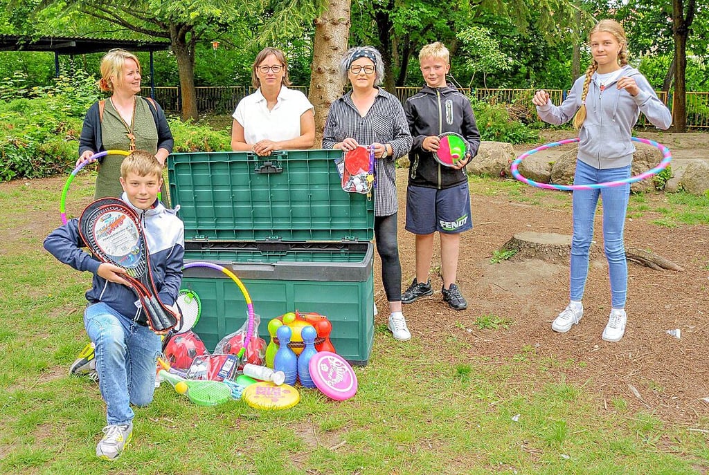 Der Förderverein der Gemeinschaftsschule in Wanzleben hat neue Spielgeräte an die Schüler übergeben. Diese sollen die „Bewegte Pause“ weiter beleben.