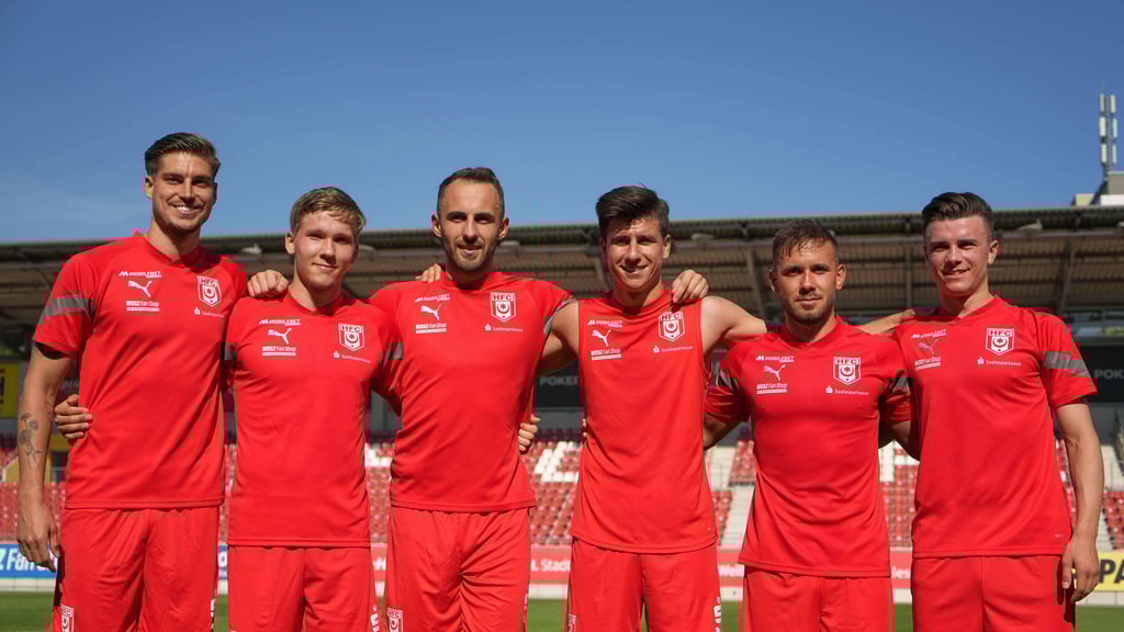Leon Damer, einer der HFC-Zugänge, macht beim Auftakttraining ein paar Ballübungen.
