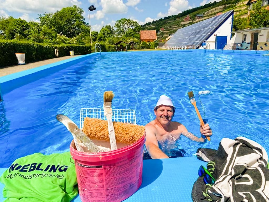 Nach der Arbeit ins Becken: Malermeister Martin Niebling hat die Umkleideräume frisch gestrichen. Zum Anbaden ging es ins kühle Nass.