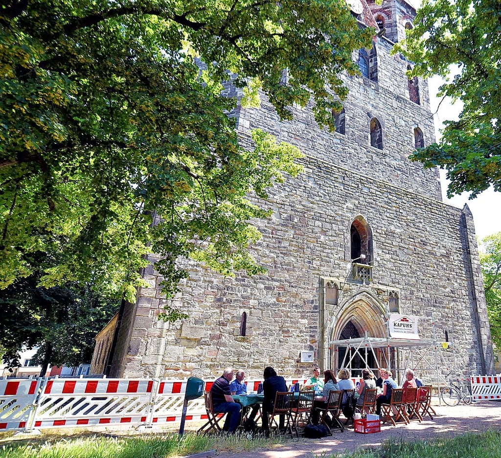 Die Bauanlaufberatung fand in großer Runde vor der Kirche statt.