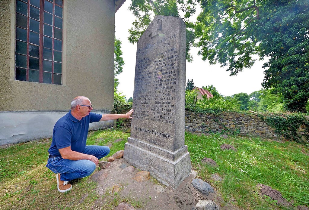 Peter Hermann hat den Stein an der Kleckewitzer Kirche saniert.
