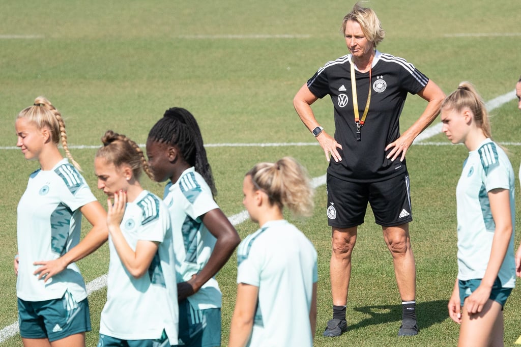 Bundestrainerin Martina Voss-Tecklenburg beim Training mit ihren Spielerinnen.