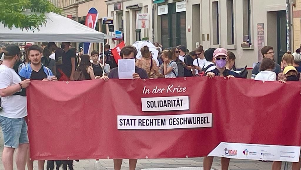 Vor dem Auftritt Uwe Steimles hatte sich am Steintor eine Gegendemonstration versammelt.