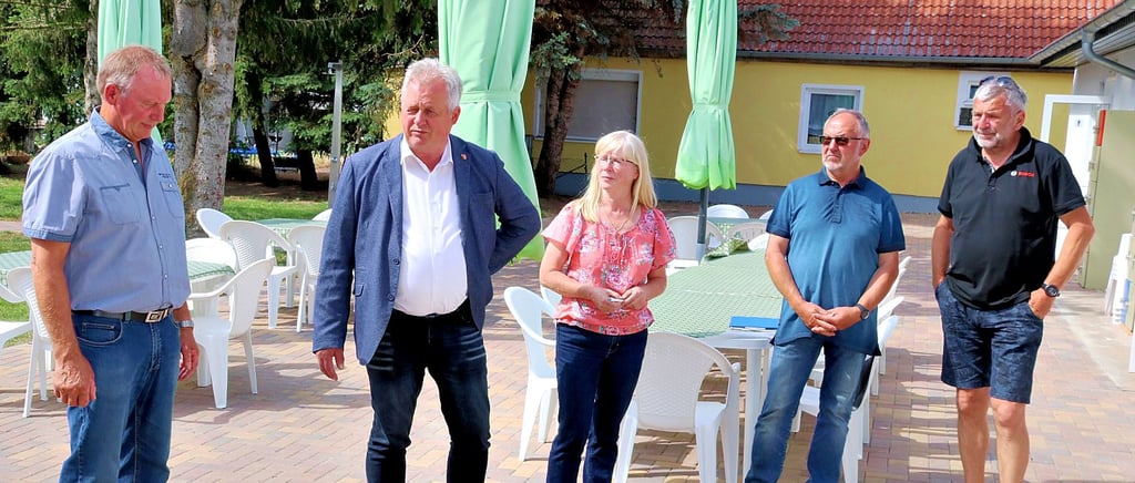 Vor-Ort-Termin im Freibad Ziepel mit Frank von Holly und Vertretern von Fachbetrieben.